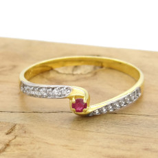 Anel Solitário com Rubi e 16 Diamante, em Ouro Amarelo 18 Kilates